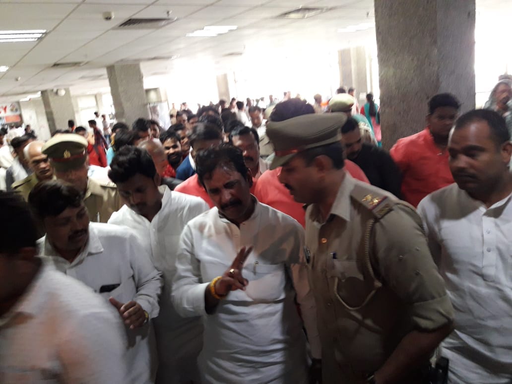 Father argue for save his son infront of minister anil rajbhar