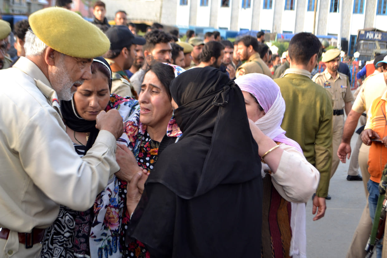 pictures of south kashmir bijbehera militant attack on police party