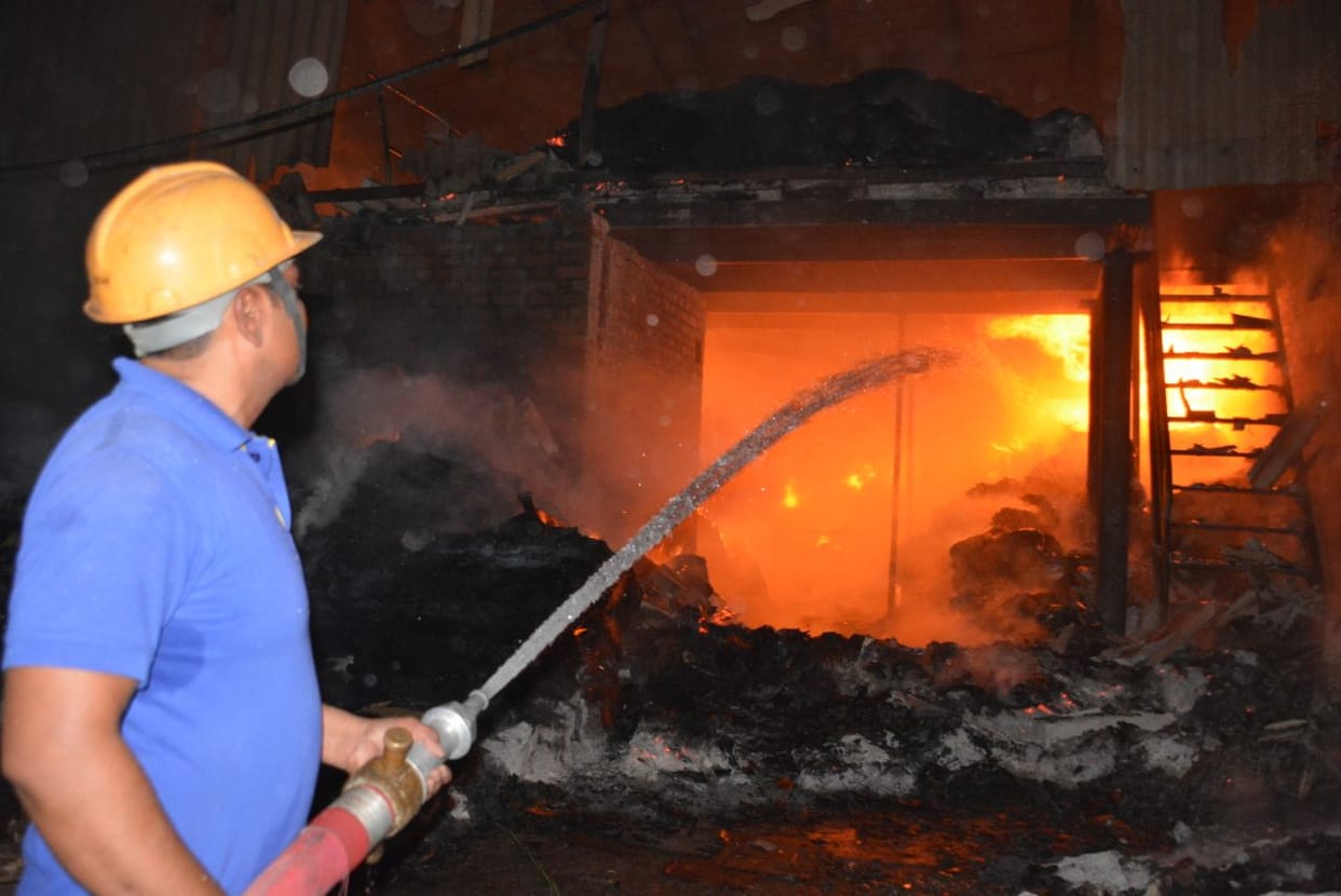 massive Fire broke out in a factory in Delhi Udyog Nagar