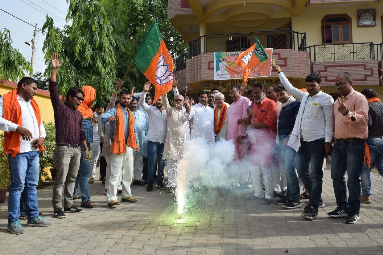 कर्नाटक विजय पर भाजपाईयों ने पटाखे फोड़ मनाई खुशियां