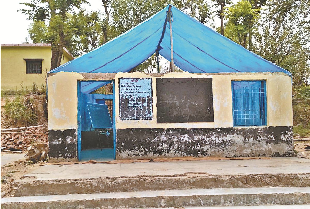 Government Promary School running in tent in kangra himachal pradesh