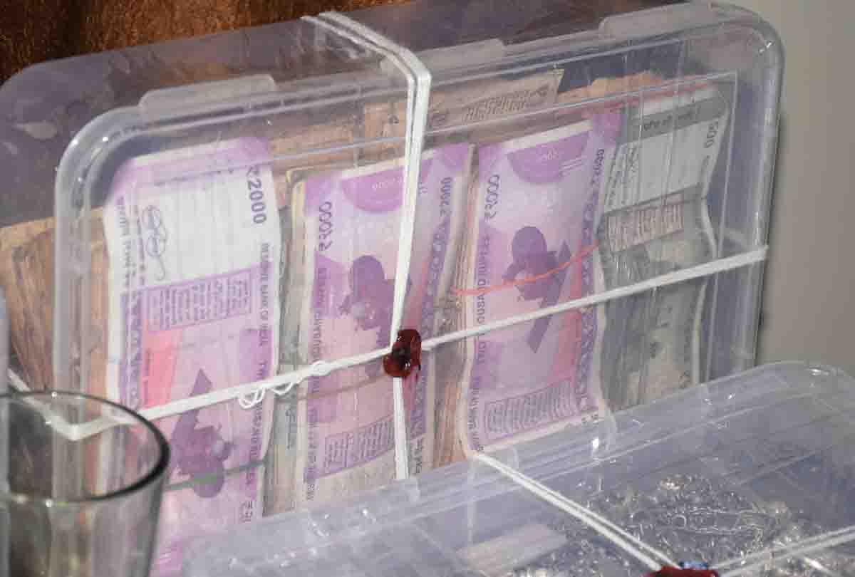 gang of thieves arrested by police with five hundred grams gold and fifteen kg silver jewelery