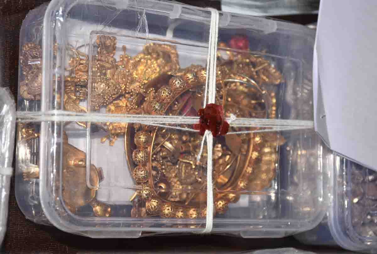 gang of thieves arrested by police with five hundred grams gold and fifteen kg silver jewelery