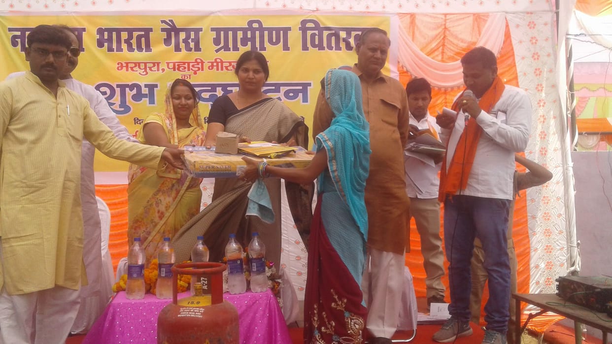 मझवां ने गरीबों को बांटे गैस सिलेंडर