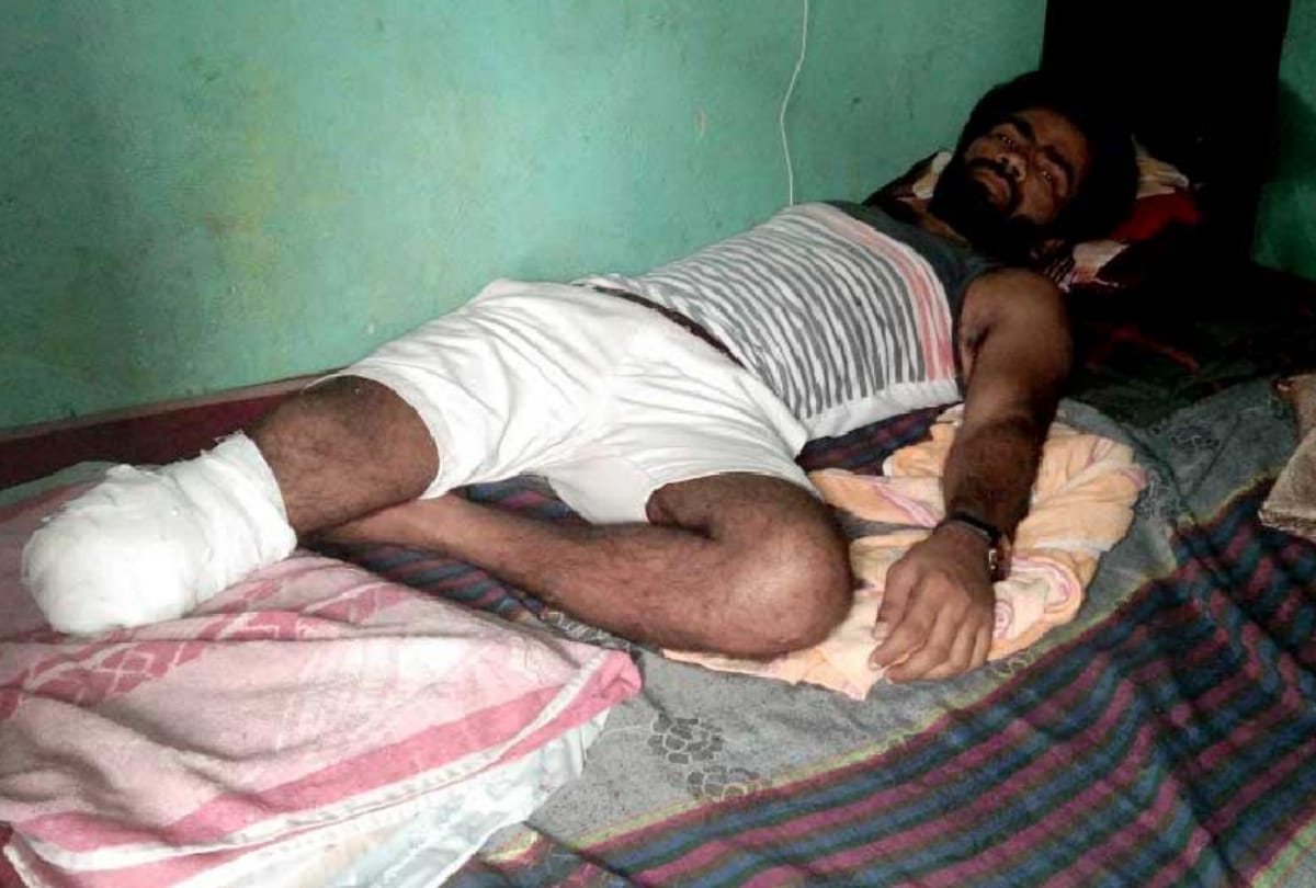 goons thrown man in front of running train in delhi, man survived but with one leg