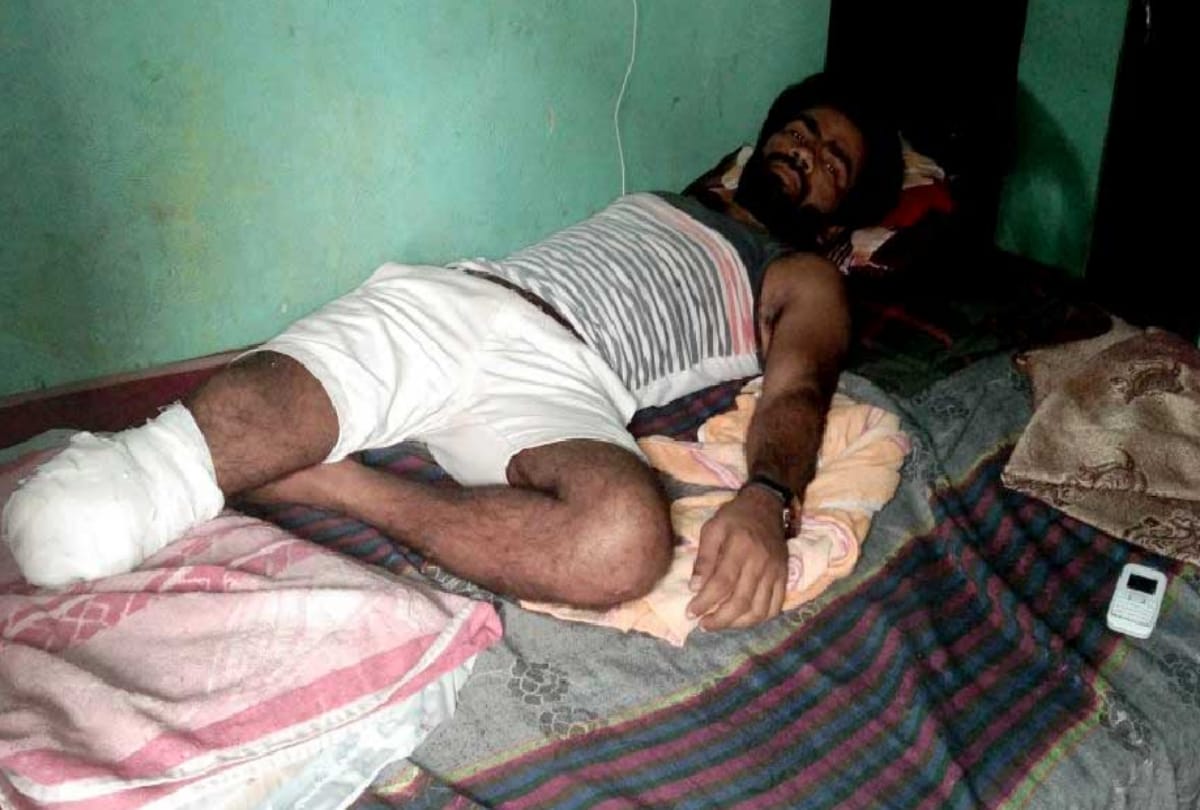 goons thrown man in front of running train in delhi, man survived but with one leg