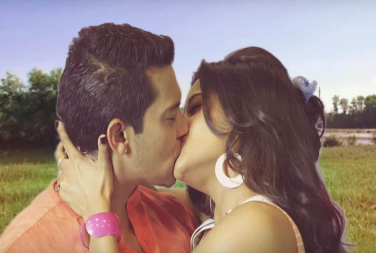 Bhojpuri actress Monalisa romantic kiss with Aditya Narayan goes viral watch video here