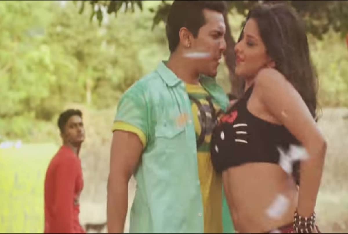 Bhojpuri actress Monalisa romantic kiss with Aditya Narayan goes viral watch video here
