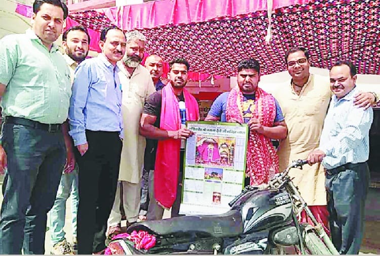 बाइक पर सैकड़ों सीढ़ियां लांघ किए माता के दर्शन