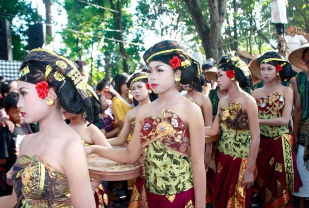 Every year Married women sleep with 7 strangers in Indonesia 