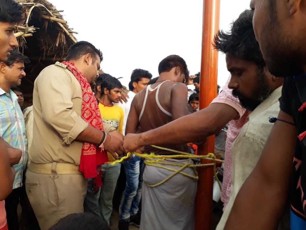 बेकाबू ट्रक दूकान में घुसा, दो घायल