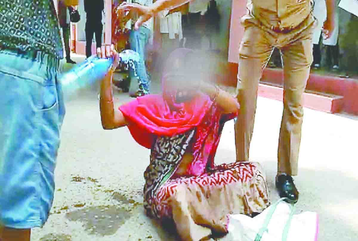 Woman tried to self-immolation in unnao collectorate