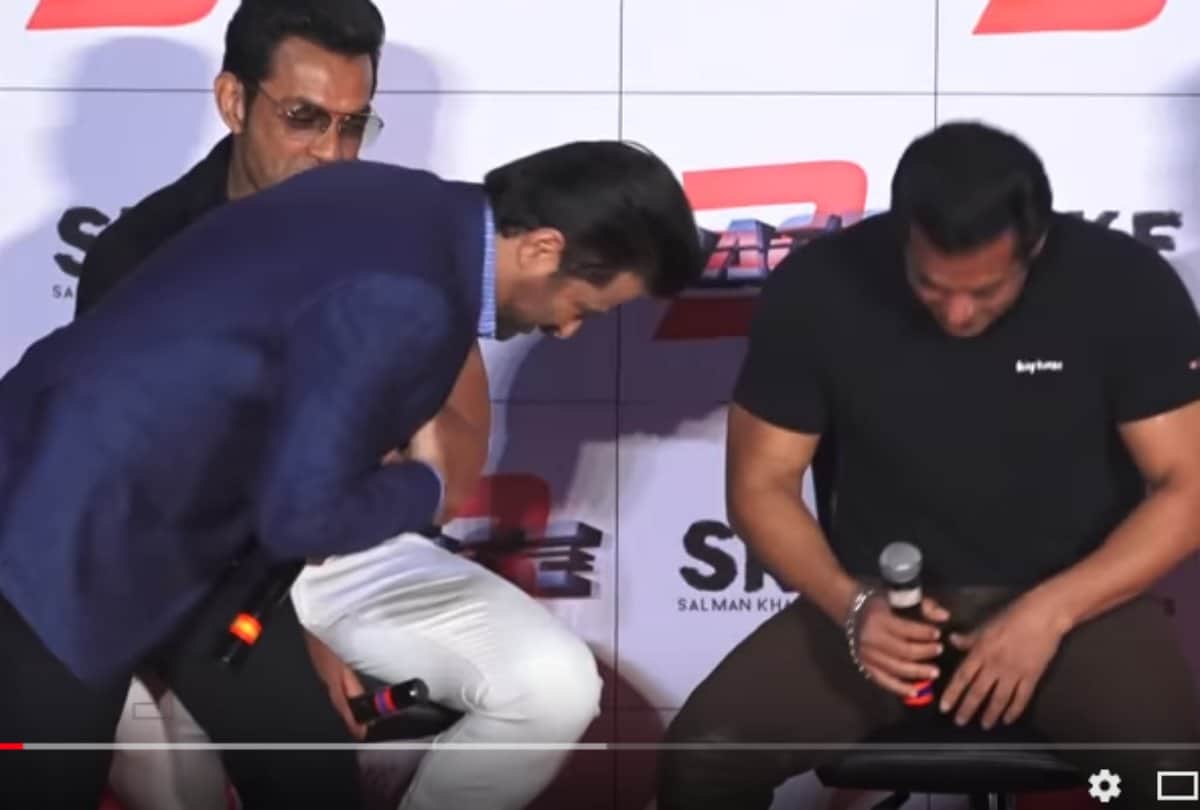 when anil kapoor touch salman khan feet at race 3 trailer launch