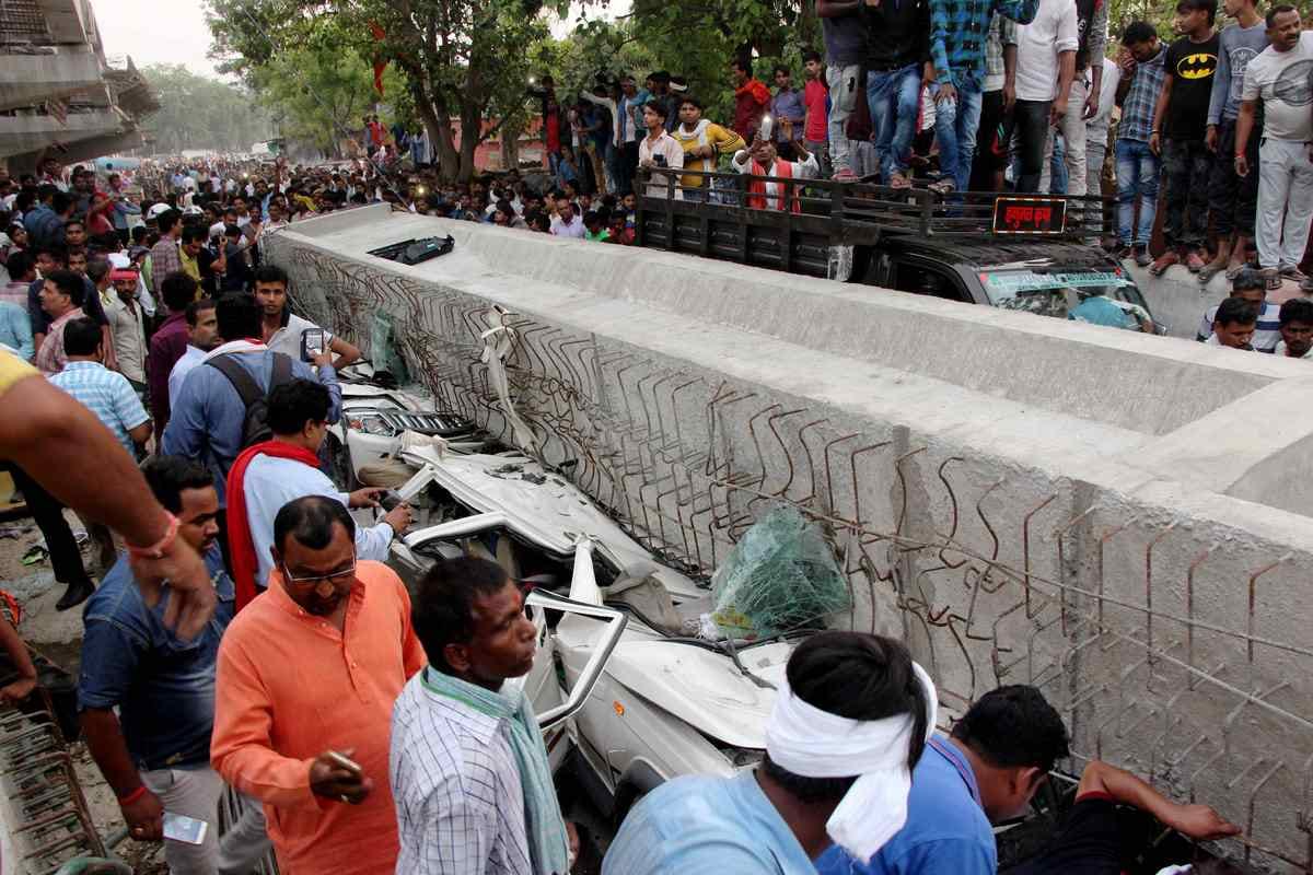 Varansi flyover collapse many cars and bikes get accident 