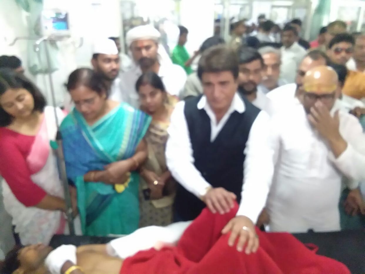 Varanasi flyover collapse congress leader raj babbar meet injured people