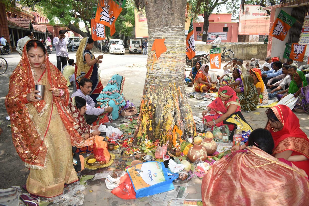 महिलाओं ने किया वट सावित्री की पूजा