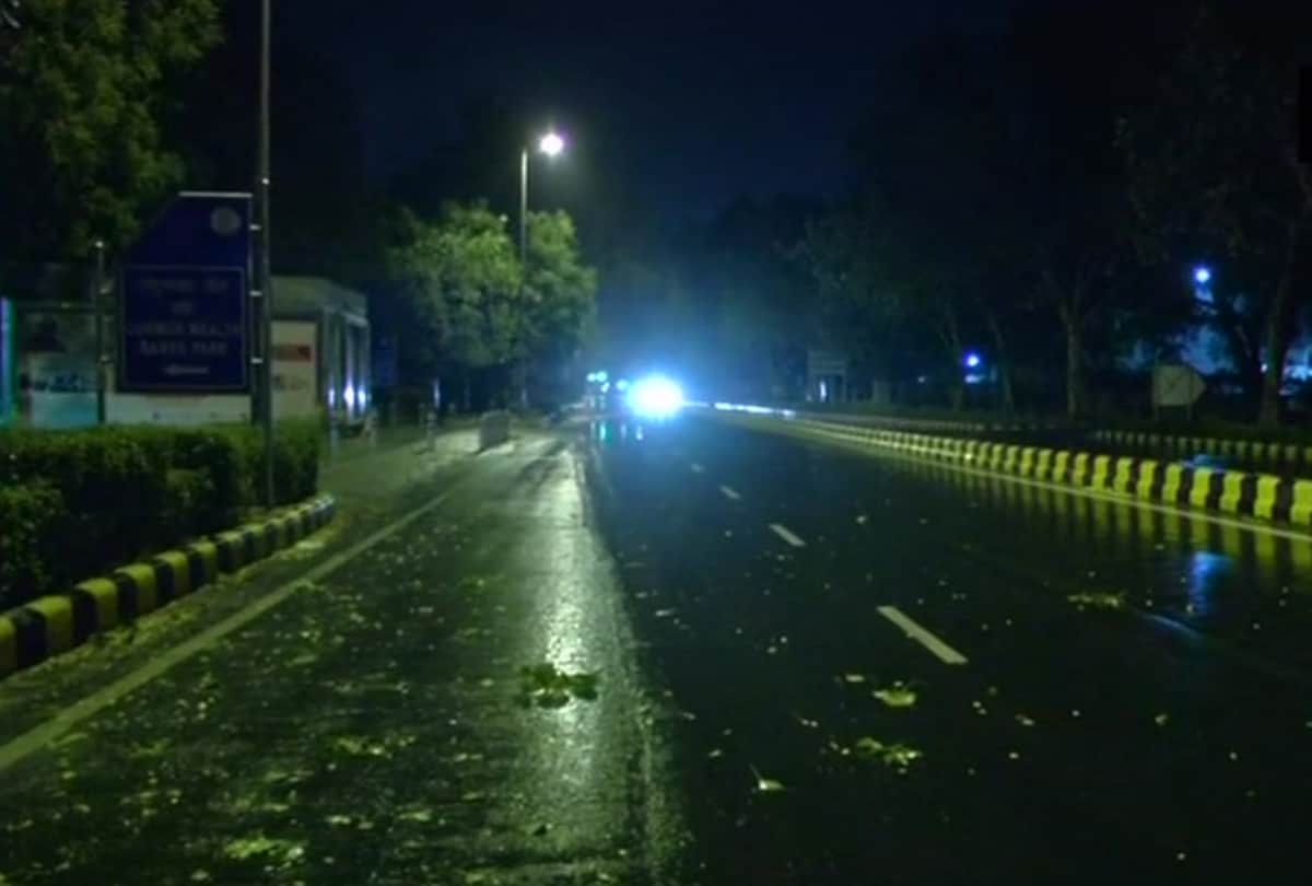 heavy storm in delhi ncr late last night many trees fallen and electricity cut