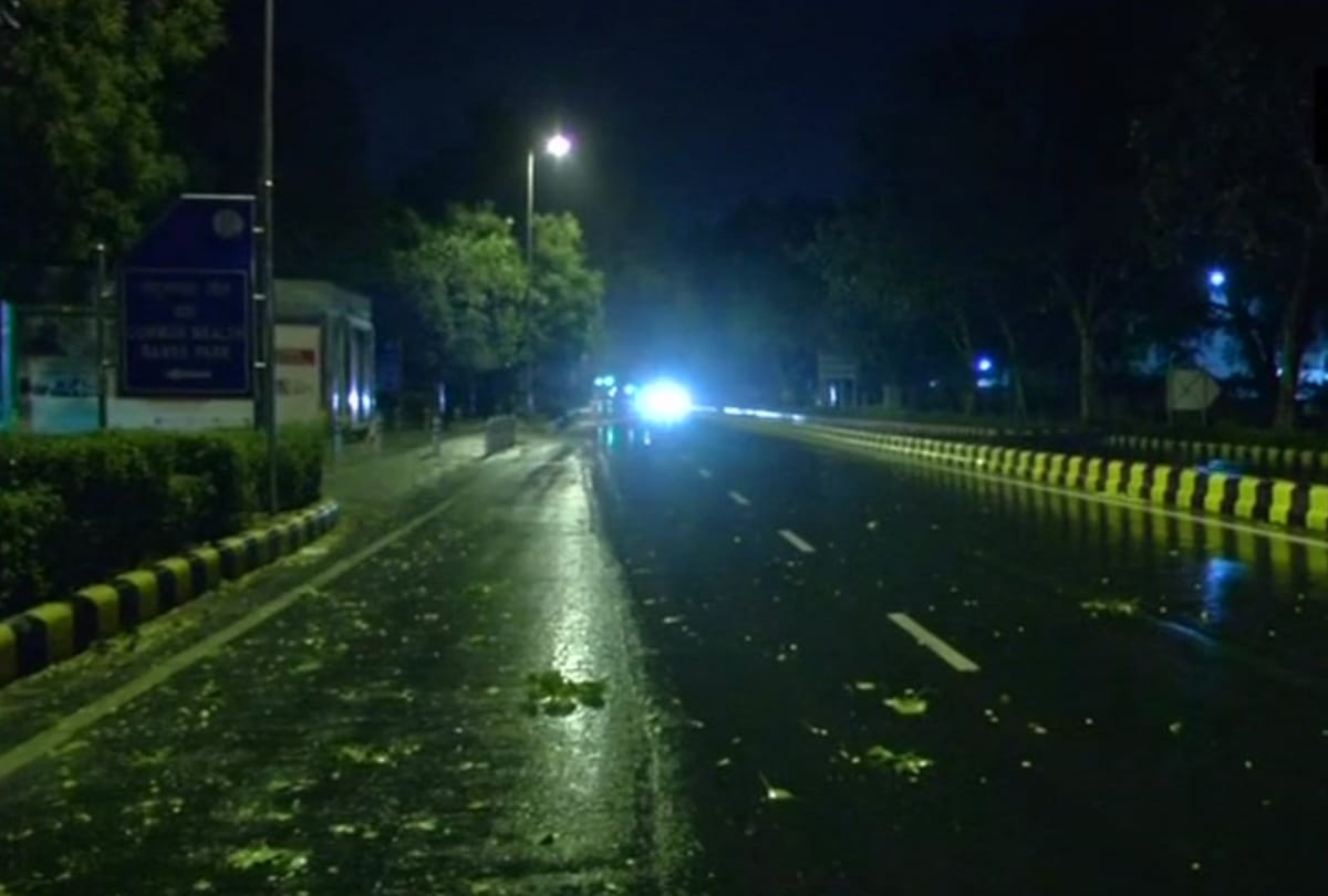 heavy storm in delhi ncr late last night many trees fallen and electricity cut
