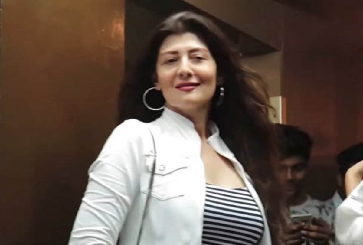 sangeeta bijlani look hot at salman khan film race 3 trailer launch
