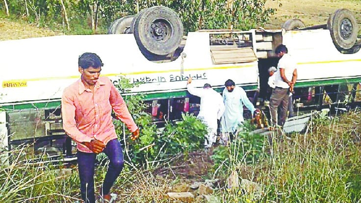 17 passengers injured in road crashes, truck collides with truck