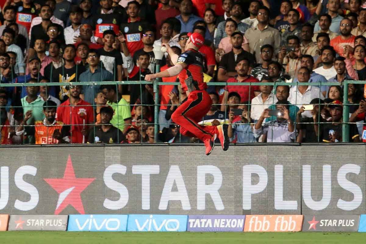 AB De Villiers takes mind blowing catch of alex hales in ipl 2018
