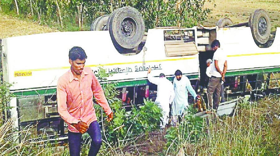 Bus and Truck Accident in Bijnor, 17 people injured