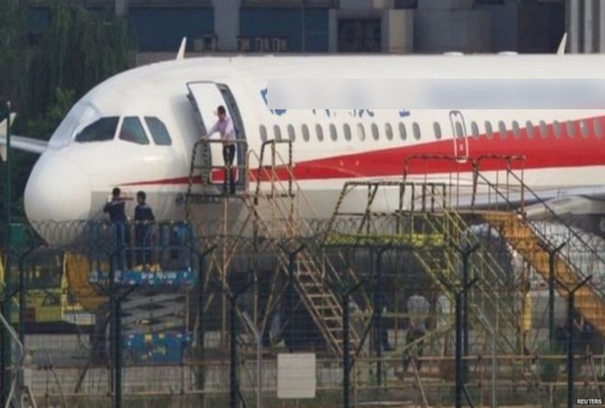 Plane Windshield broken suddenly and pilot hangs out half at china