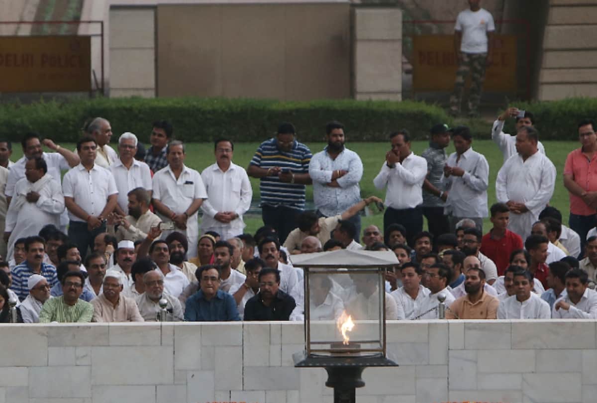 Congress protest against BJP for making karnataka government in delhi ncr
