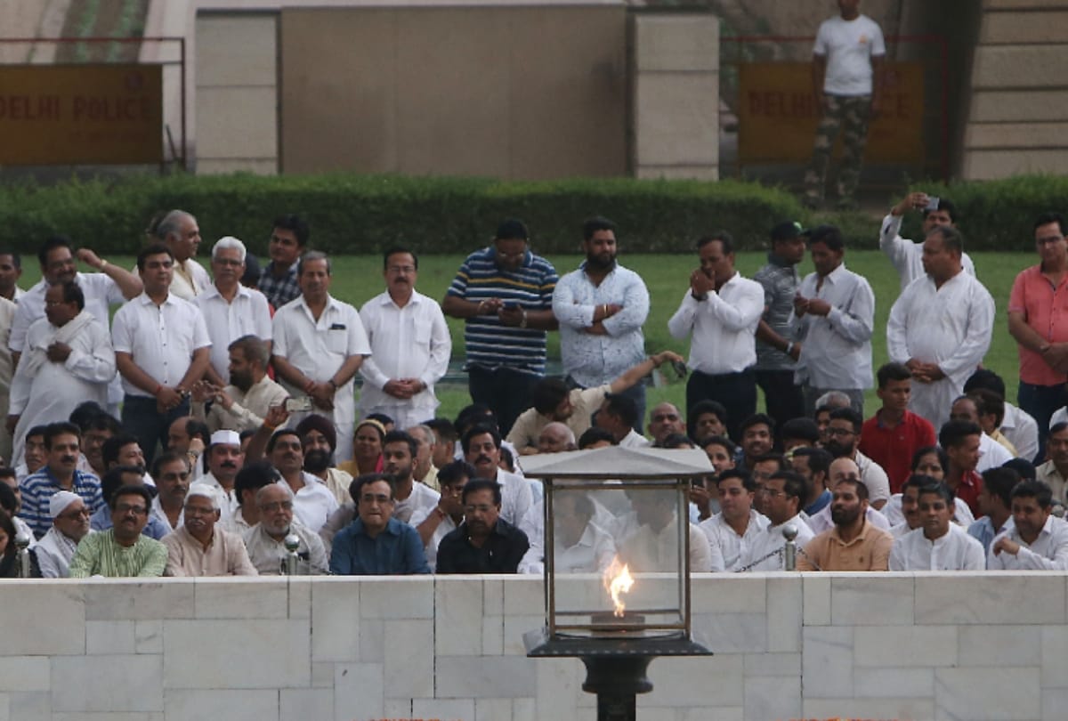 Congress protest against BJP for making karnataka government in delhi ncr