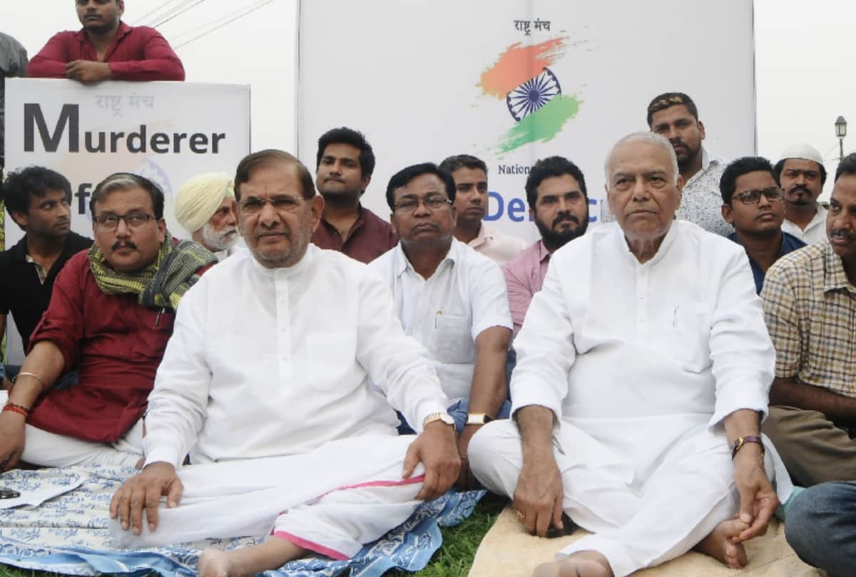 Congress protest against BJP for making karnataka government in delhi ncr