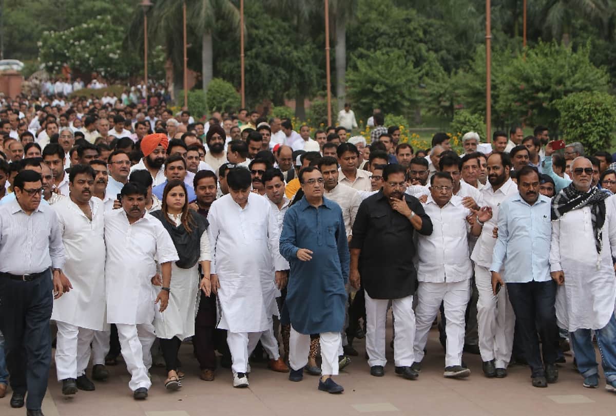 Congress protest against BJP for making karnataka government in delhi ncr