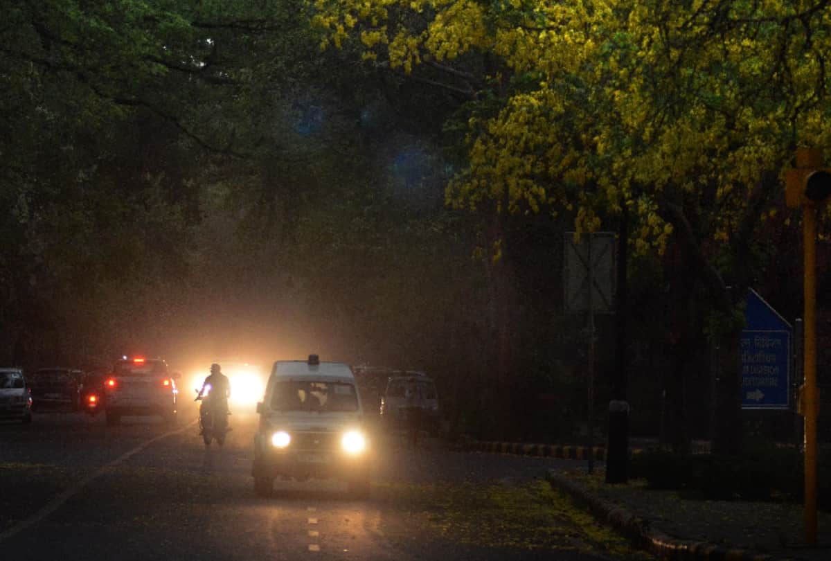 Delhi weather change Thunderstorm and Dust storm hits Delhi NCR