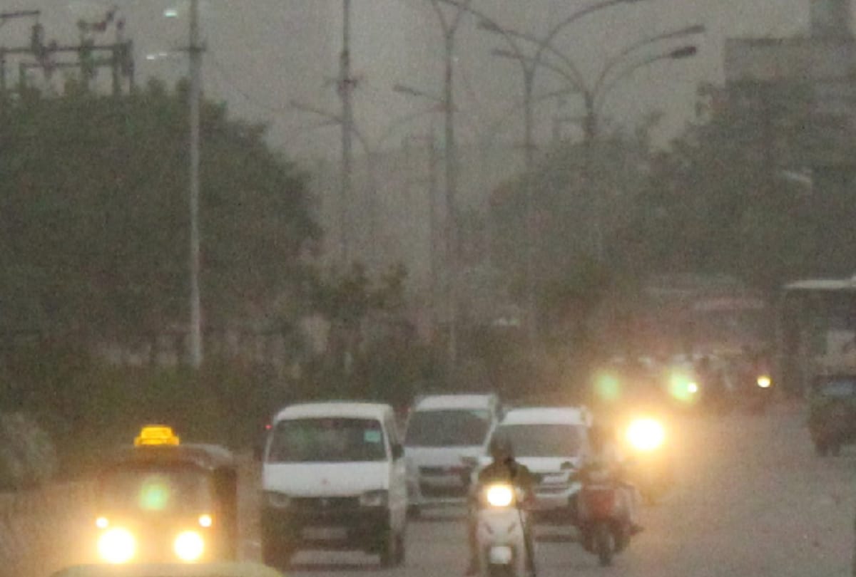 Dusty storm heavy wind in Delhi NCR after light has gone in delhi