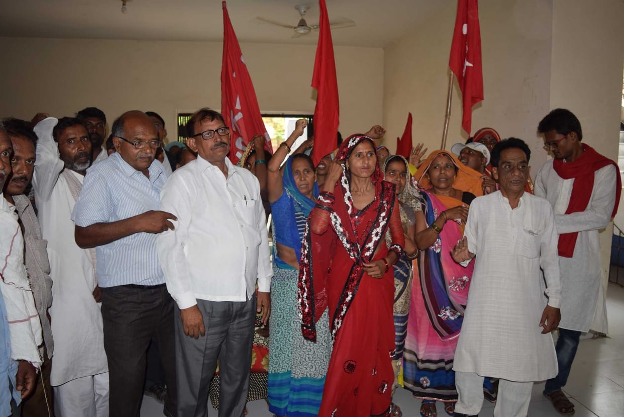 तीसरे दिन भी बिजली नहीं आने से लोगों ने किया प्रदर्शन