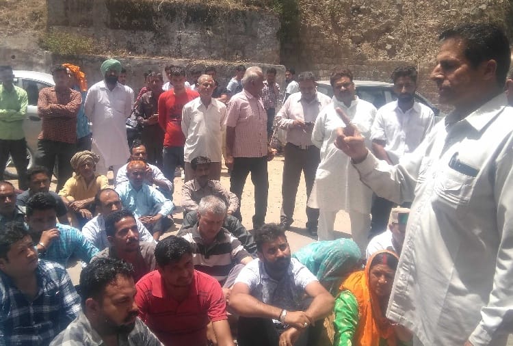 कहलूर-हंडूर ग्रीष्मोत्सव: पुरानी मेला कमेटी का धरना-प्रदर्शन