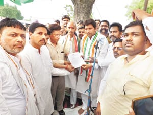 dharna in manjhanpoor