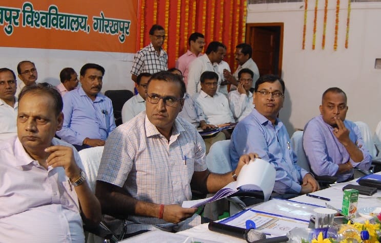किसान अपने फसलाें का बीमा अवश्य कराएं