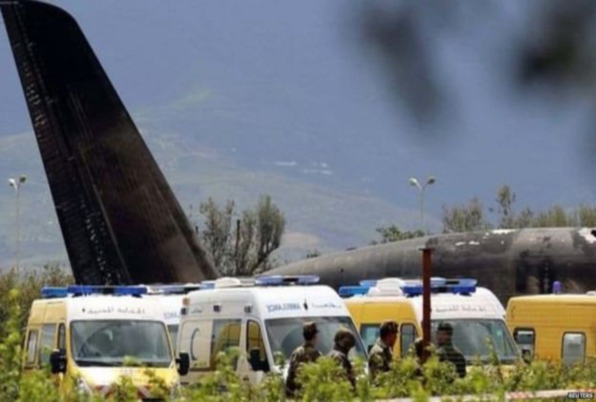 Plane Windshield broken suddenly and pilot hangs out half at china