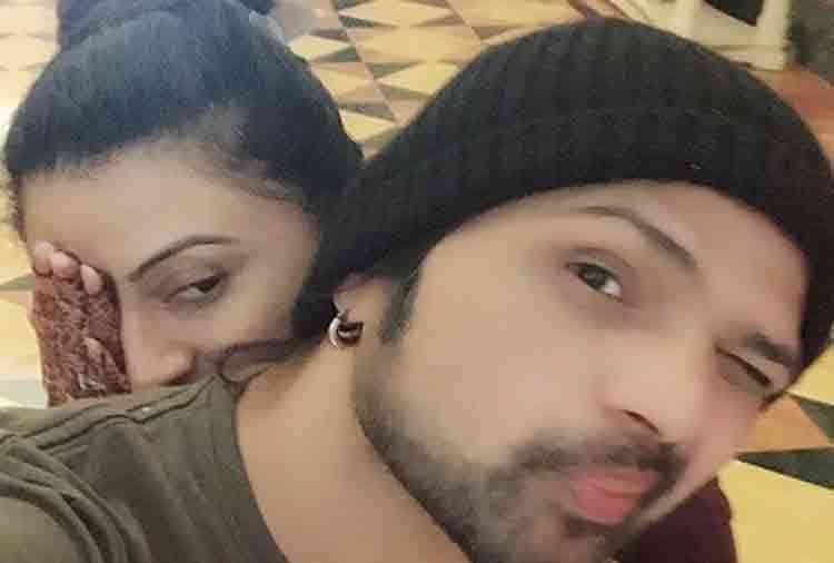 himesh reshammiya and sonia kapoor honeymoon special photo in dubai goes viral in internet