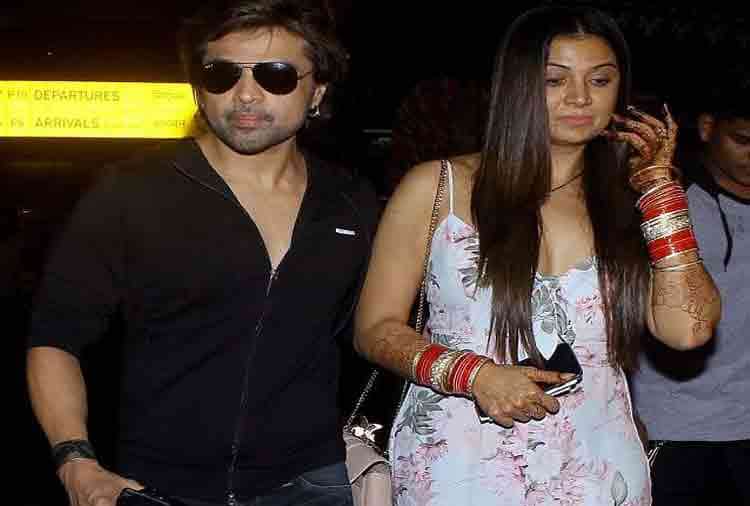 himesh reshammiya spotted with wife sonia kapoor at mumbai airport