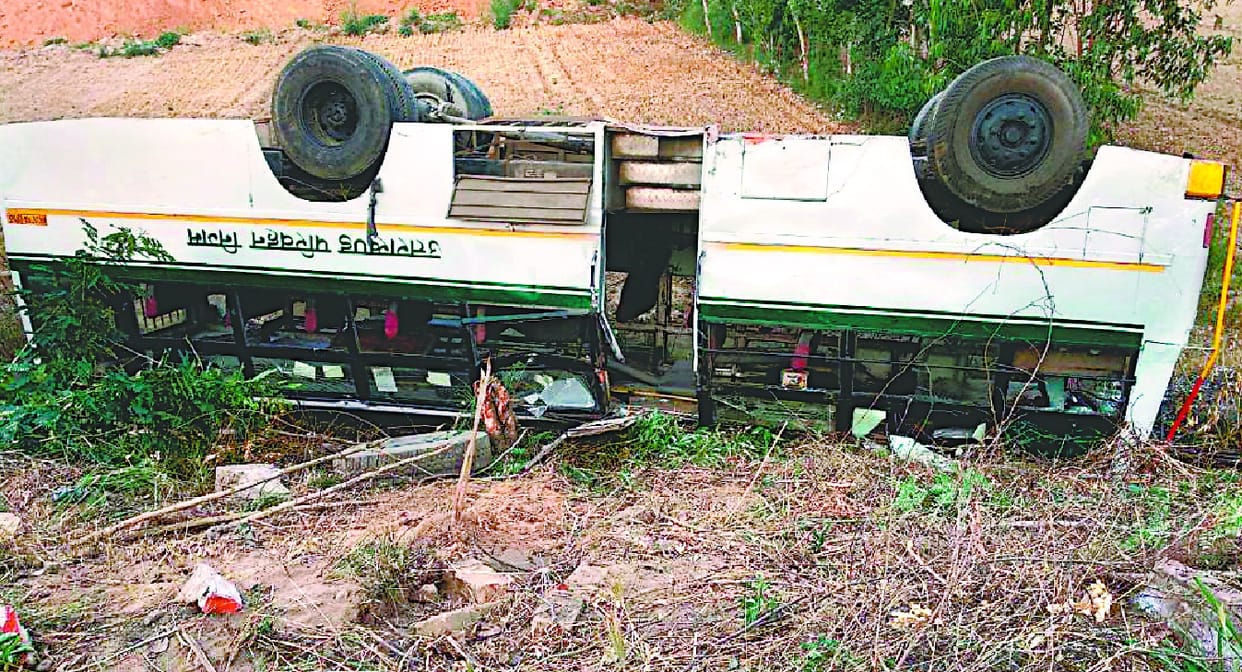 Kashipur roadways bus met with an accicent, 18 passengers injured
