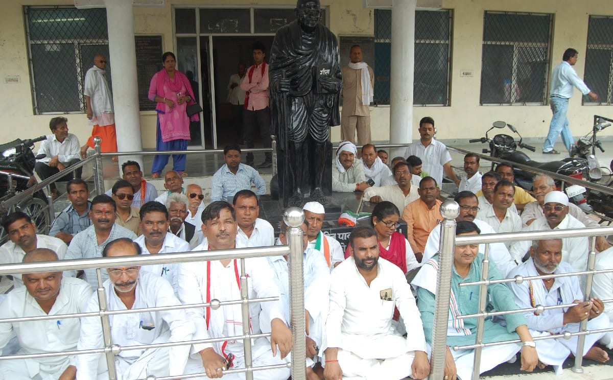 कर्नाटक घटना के विरोध में कांग्रेसियों का प्रदर्शन