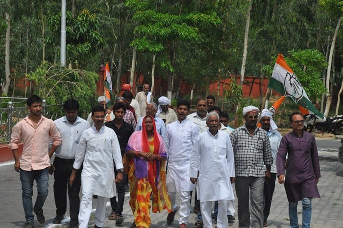 congress workers agitated over karnatak issue