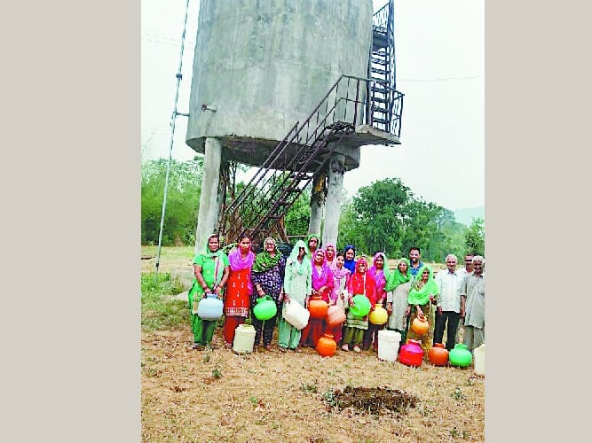 खाली मटकों के साथ ग्रामीणों का प्रदर्शन