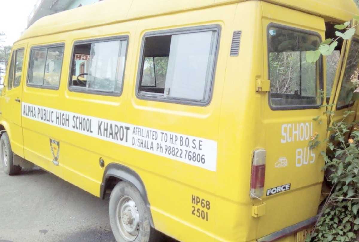 twelve children injured in a school bus accident at palampur
