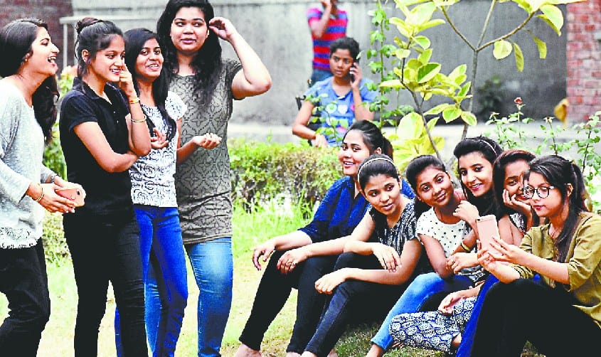 cbse chaatro ko manpasand streem milna mushikil