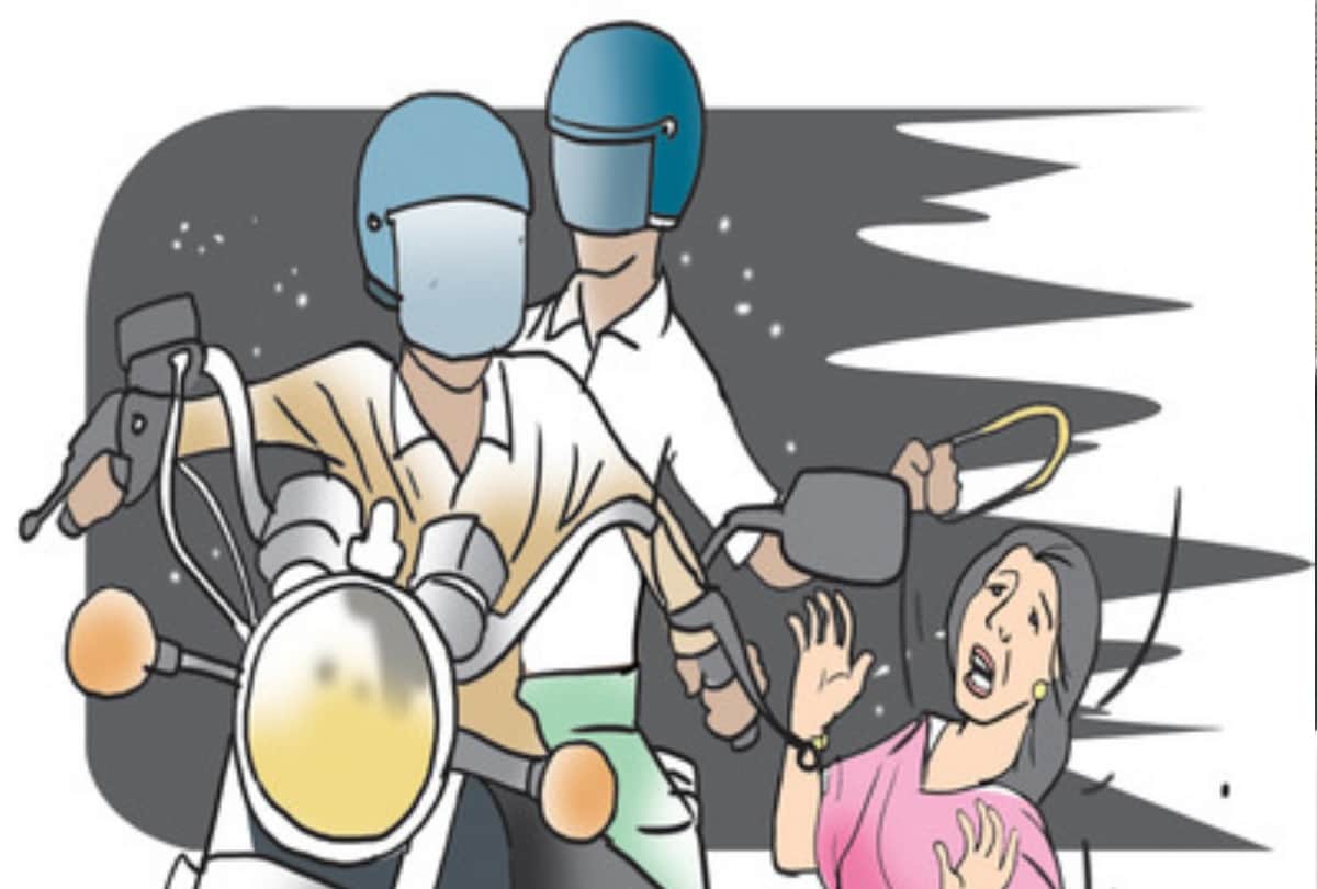 Women beat chain snatchers on road at Delhi NCR