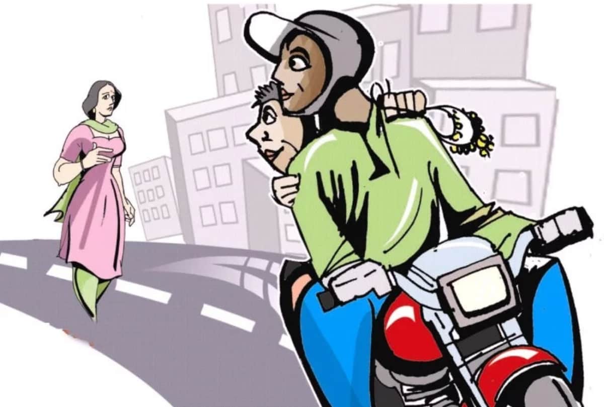 Women beat chain snatchers on road at Delhi NCR