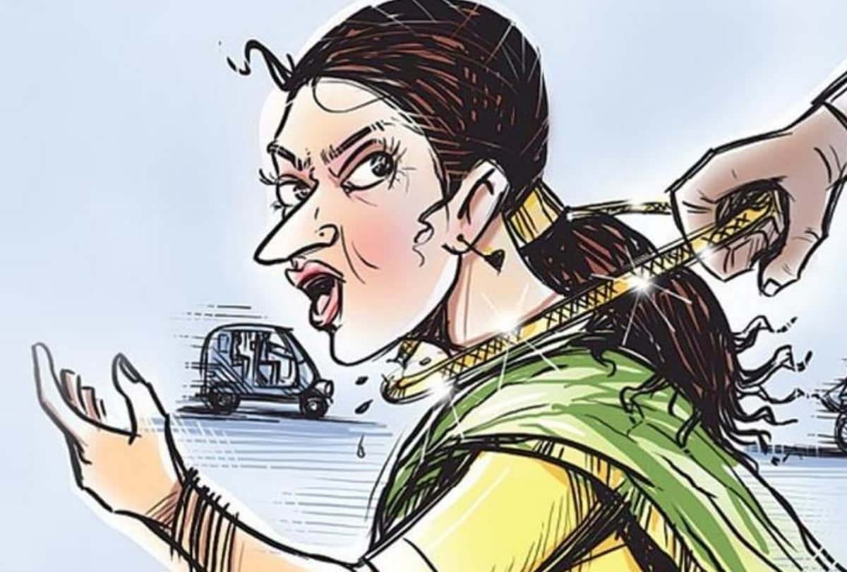 Women beat chain snatchers on road at Delhi NCR