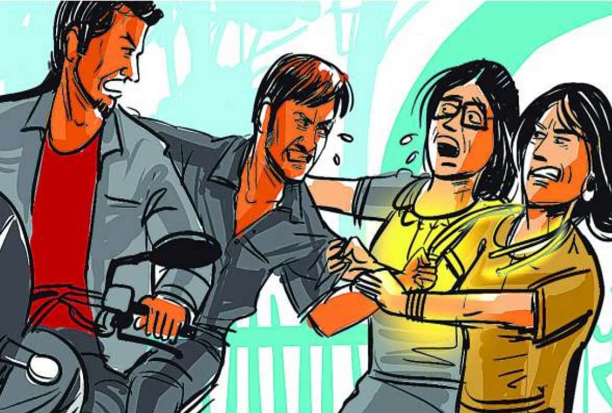 Women beat chain snatchers on road at Delhi NCR